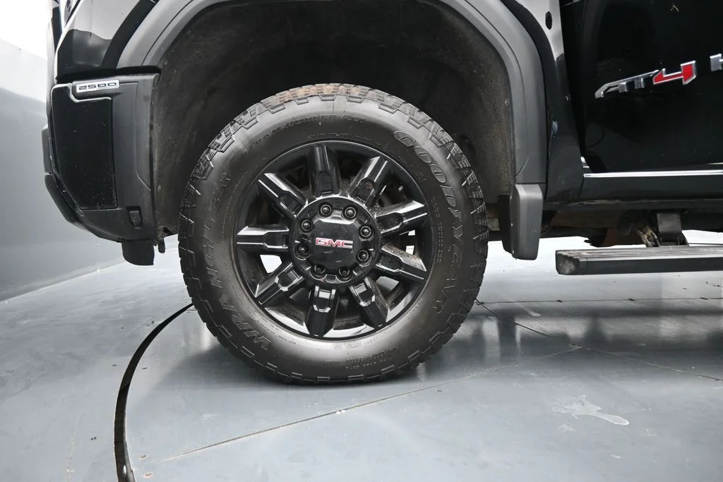 Used 2024  GMC AT4 image 32