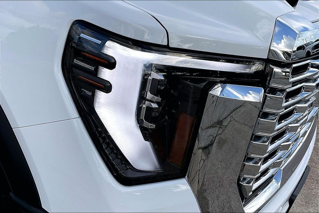 Used 2025 White GMC Denali image 33