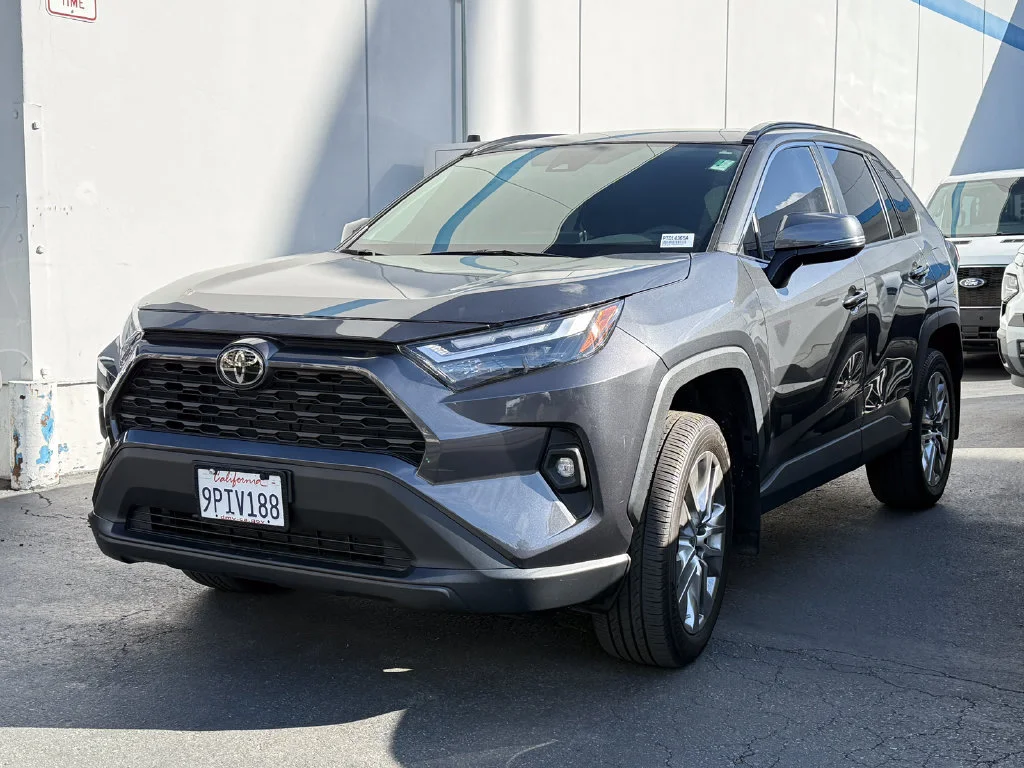 Used 2024  Toyota XLE Premium image 22