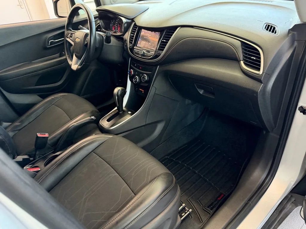 Used 2020 SILVER ICE METALLIC Chevrolet LT image 17