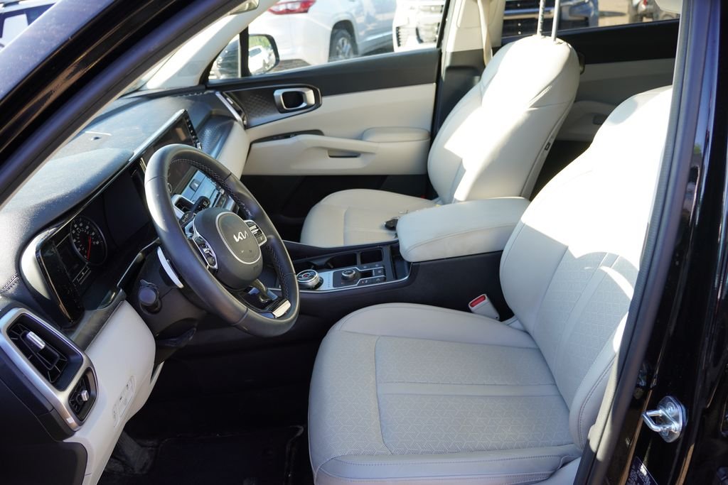Used 2023 Aurora Black Kia EX image 4