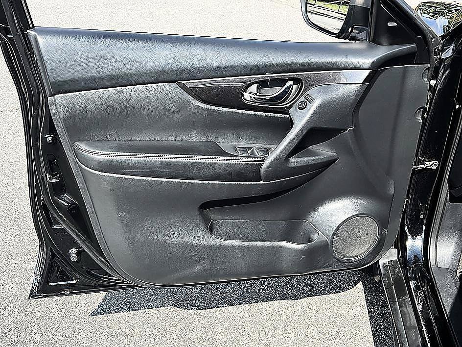 Used 2019 Magnetic Black Pearl Nissan S image 19