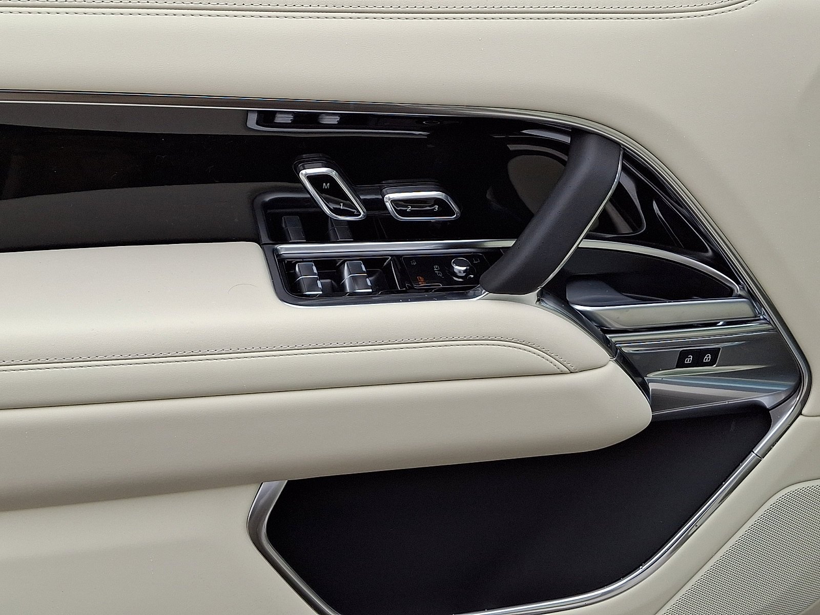New 2026 Batumi Gold Land Rover SE image 9