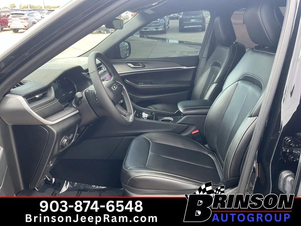 Used 2025 Diamond Black Crystal Pearlcoat Jeep Limited image 28