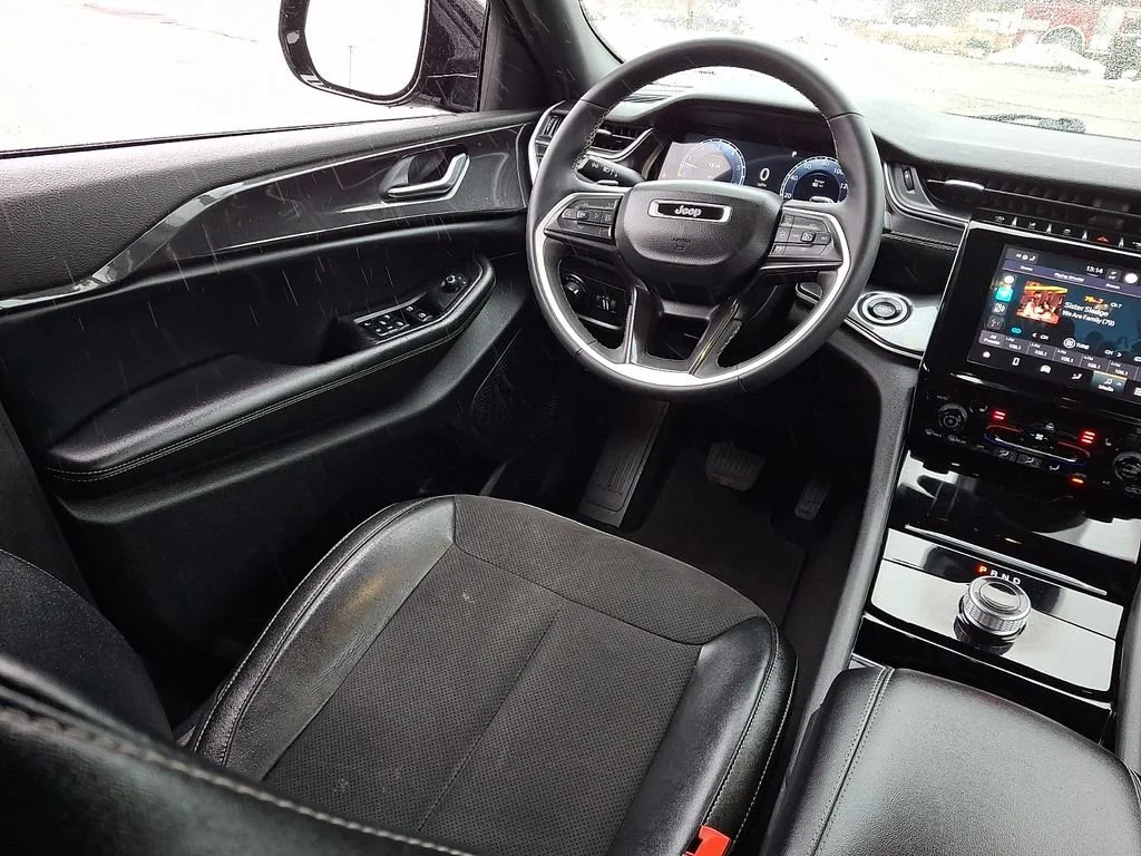 Used 2023 Diamond Black Crystal Pearlcoat Jeep Altitude image 15