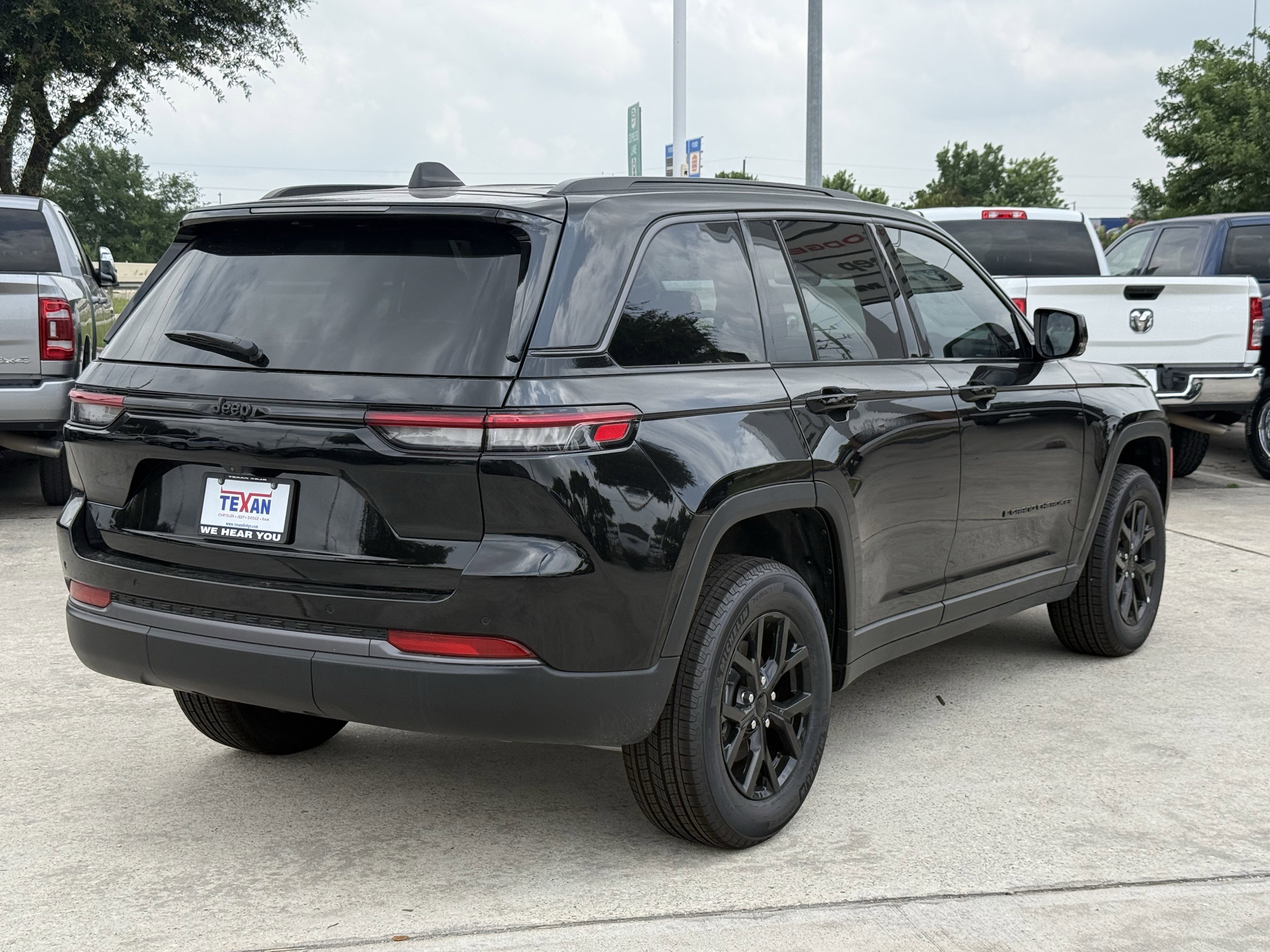 New 2026 Diamond Black Crystal Pearl-Coat Exterior Paint Jeep Laredo Altitude image 4