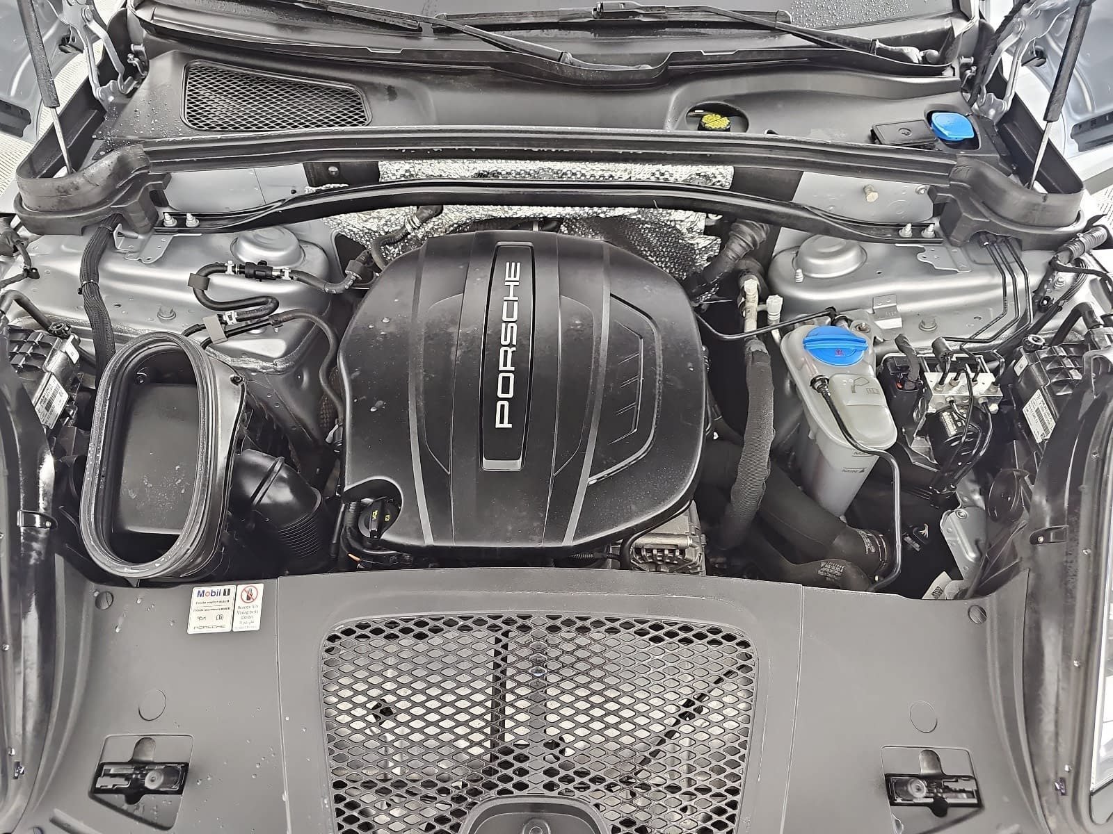 Used 2018 Silver Porsche  image 30