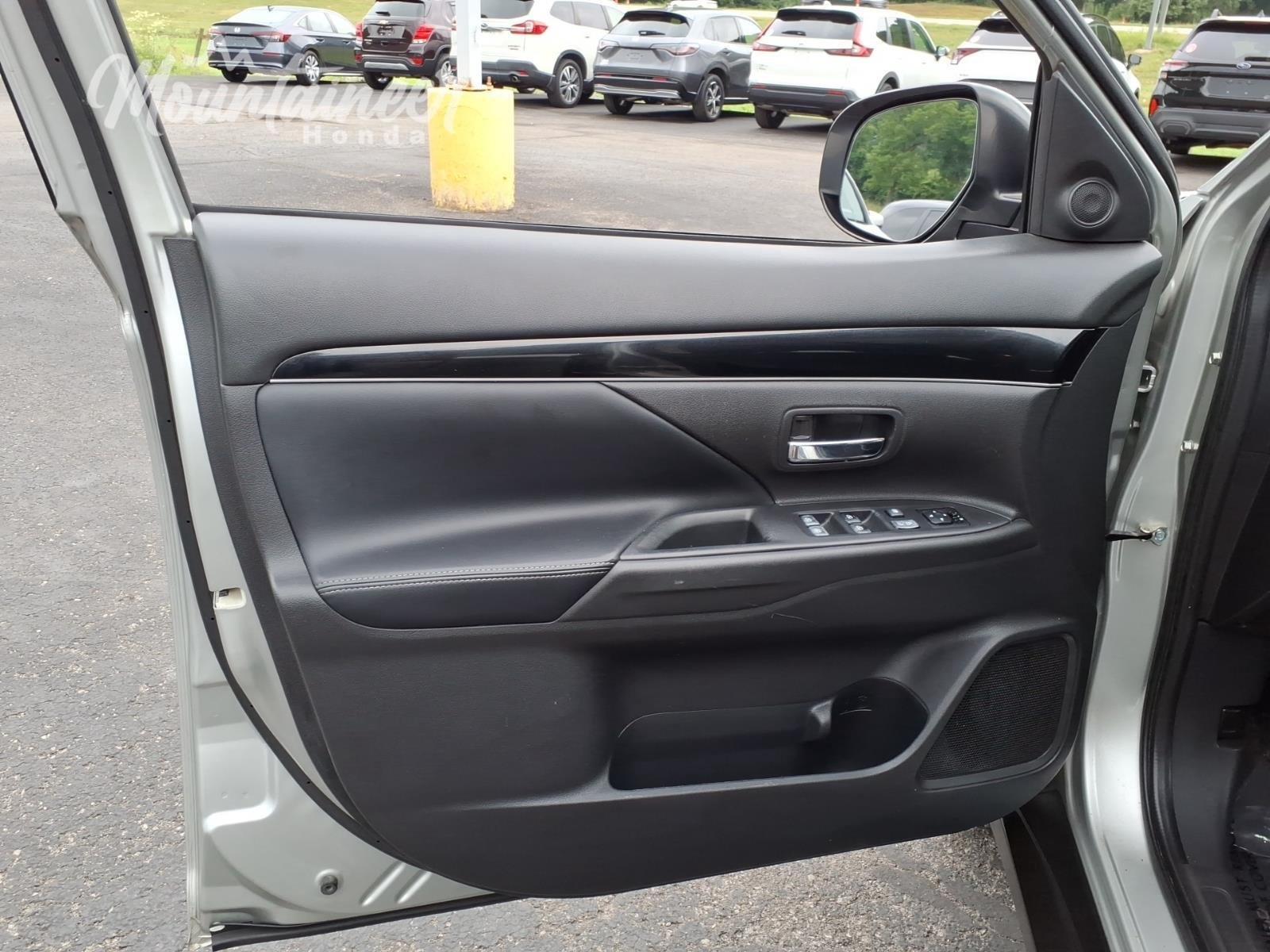 Used 2020 Alloy Silver Metallic Mitsubishi SE image 13