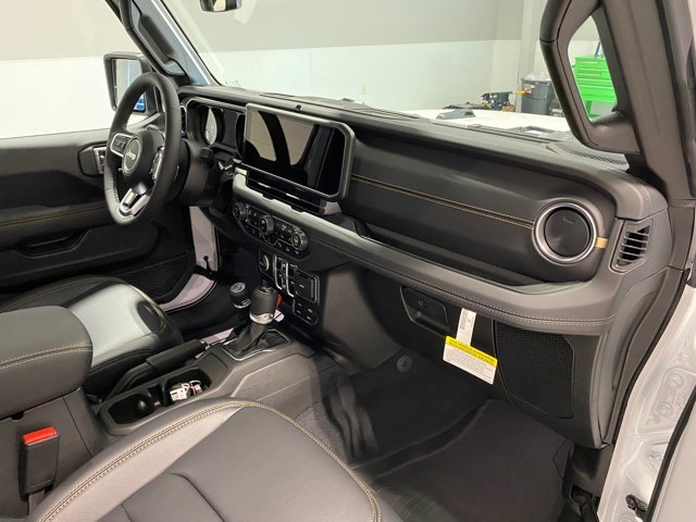 2025 Jeep Wrangler 4-Door Sahara - Photo 20