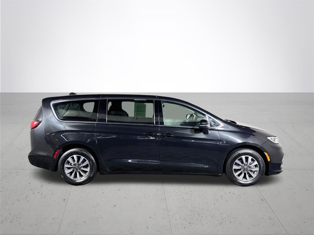 Used 2023 Brilliant Black Crystal Pearlcoat Chrysler Touring L image 5