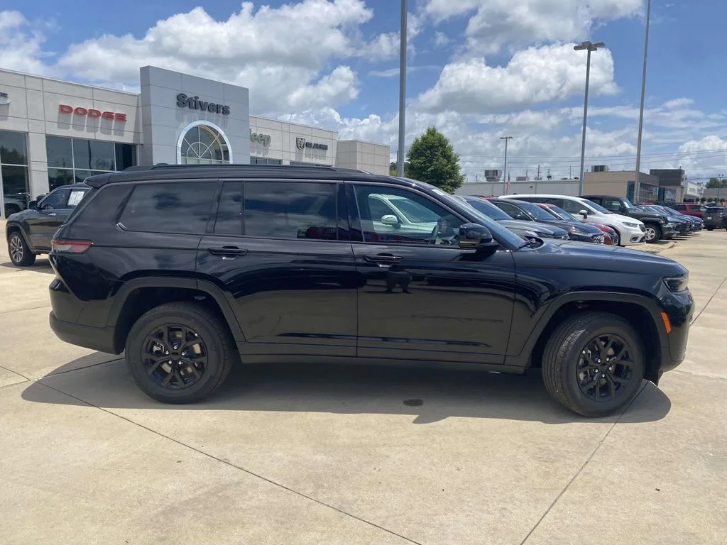 New 2026 Diamond Black Crystal Pearlcoat Jeep Laredo Altitude image 37