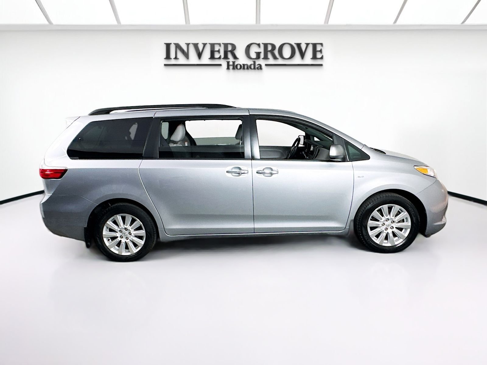 Used 2017 Silver Sky Metallic Toyota XLE Premium AWD image 4