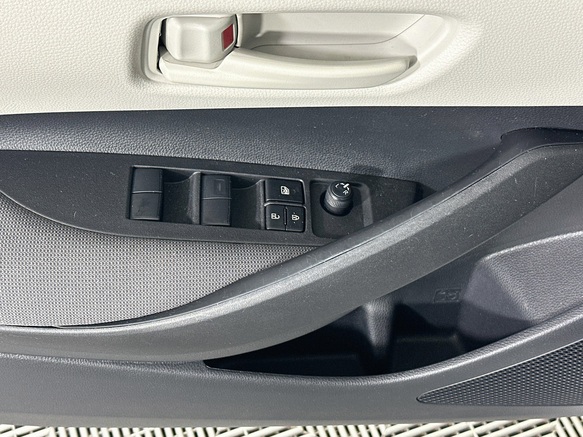 Certified Used 2025 Ice Toyota LE image 14