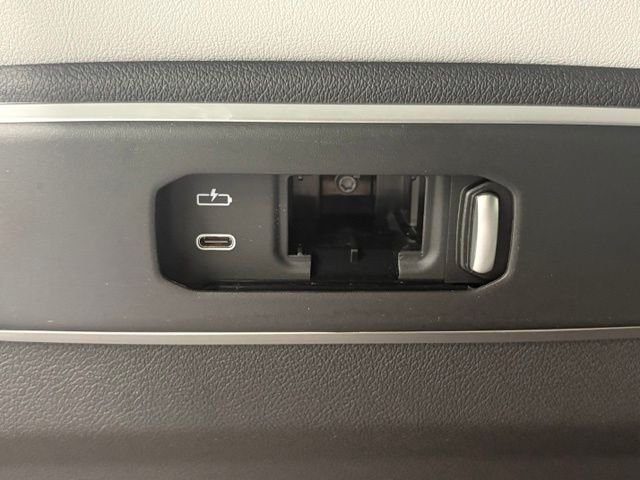 Used 2024 Gray BMW xDrive40i image 10