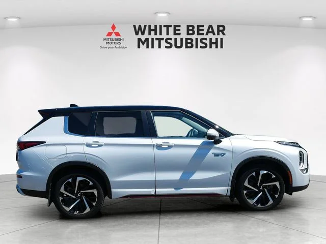 Used 2023 White Diamond/Black Roof Mitsubishi SE image 6