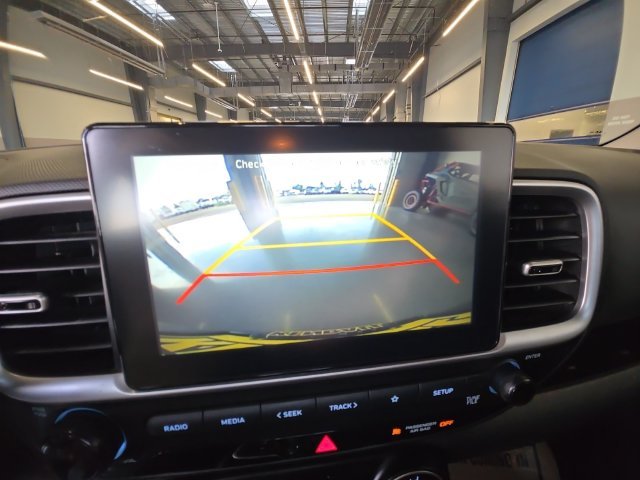 Used 2020 Silver Hyundai SE image 16