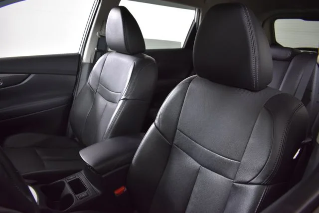 Used 2016 Silver Nissan SL image 11