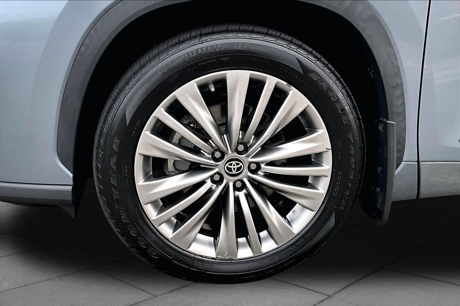 Used 2022 Moon Dust Toyota Platinum image 11