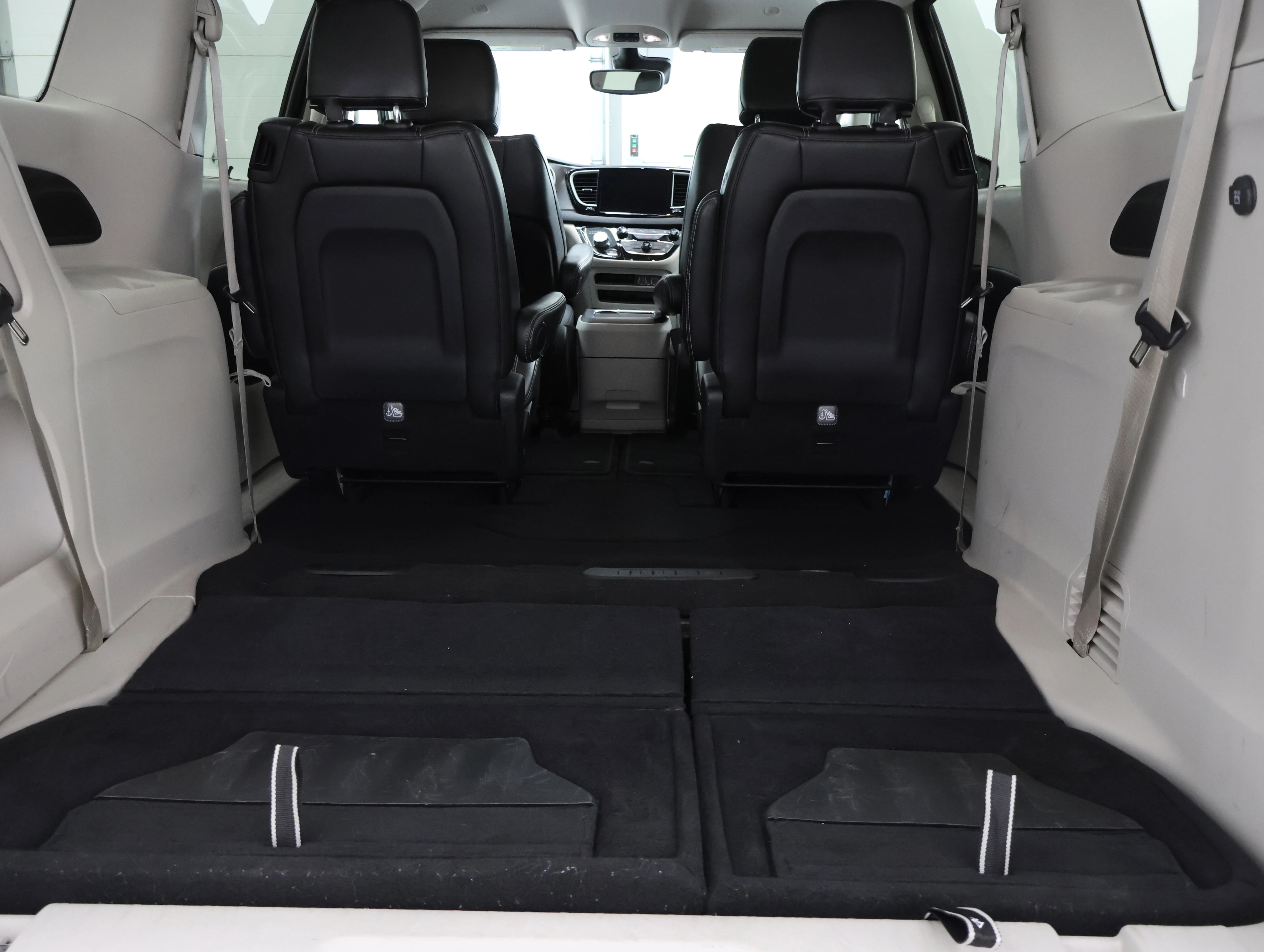 Used 2024 Diamond Black Crystal Pearlcoat Chrysler Touring L image 29