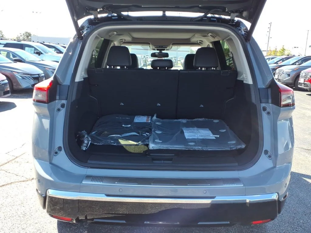 New 2026 Boulder Gray Pearl / Super Black Two-tone Nissan Platinum image 5