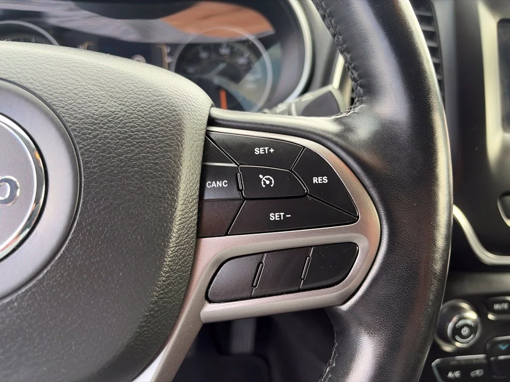 Certified Used 2021 Green Jeep Latitude Lux image 24