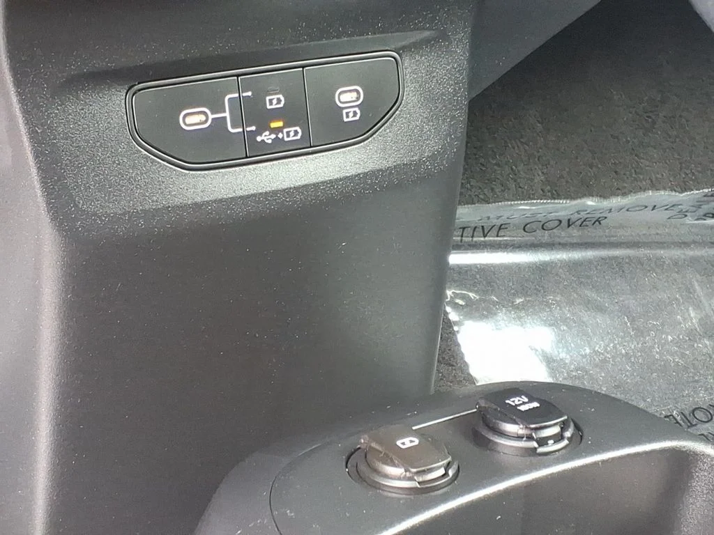 Certified Used 2025 White Kia Light image 22