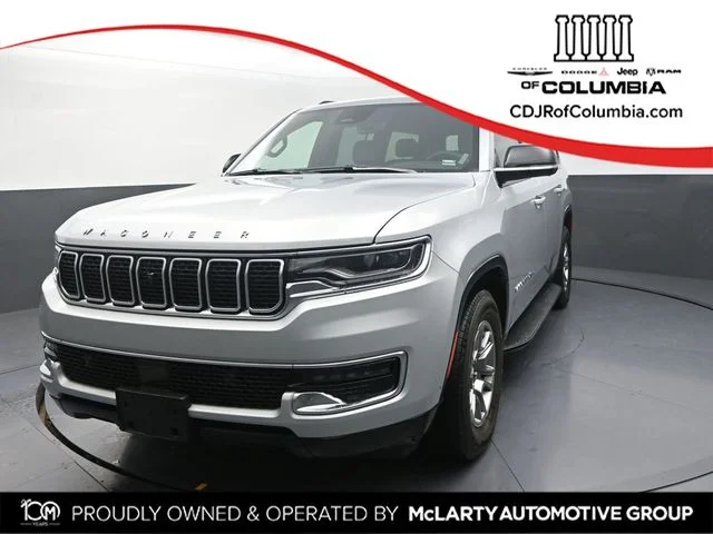 Used 2023 Silver Jeep Base image 1