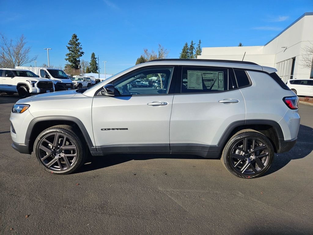 New 2026 Silver Zynith Metallic Clearcoat Jeep Latitude image 3