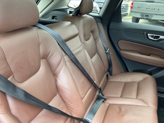 Used 2019 White Volvo T5 Momentum image 34