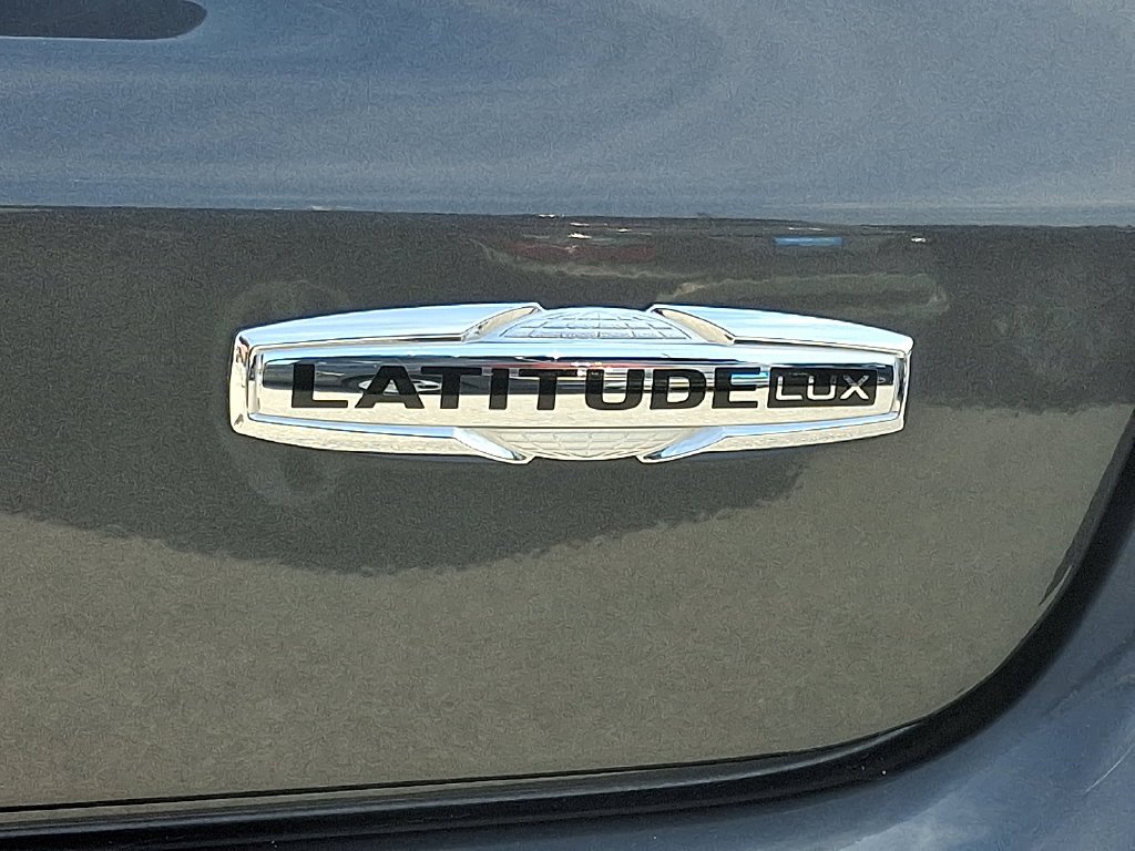 Used 2023 Gray Jeep Latitude Lux image 30