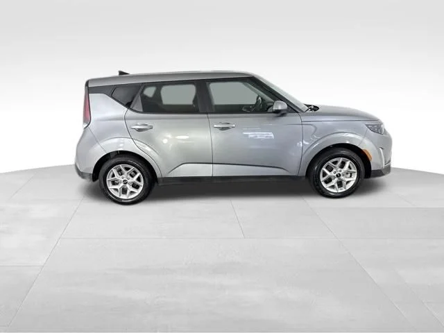 Used 2025  Kia LX image 6