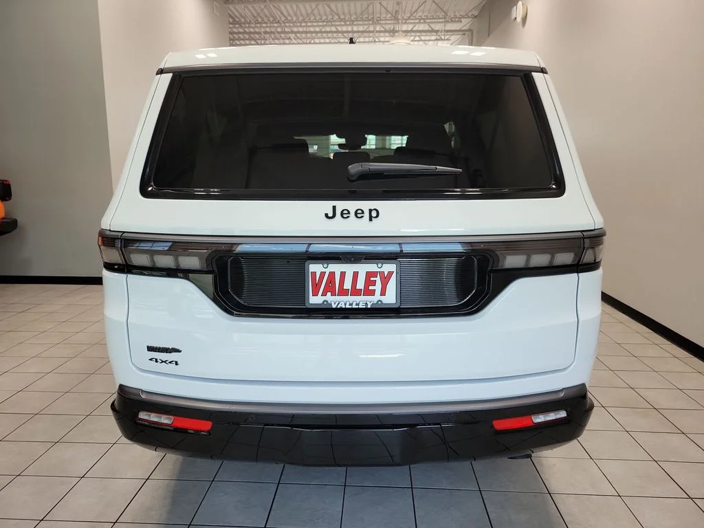 New 2026 Bright White Clear-Coat Exterior Paint Jeep Limited Altitude image 6