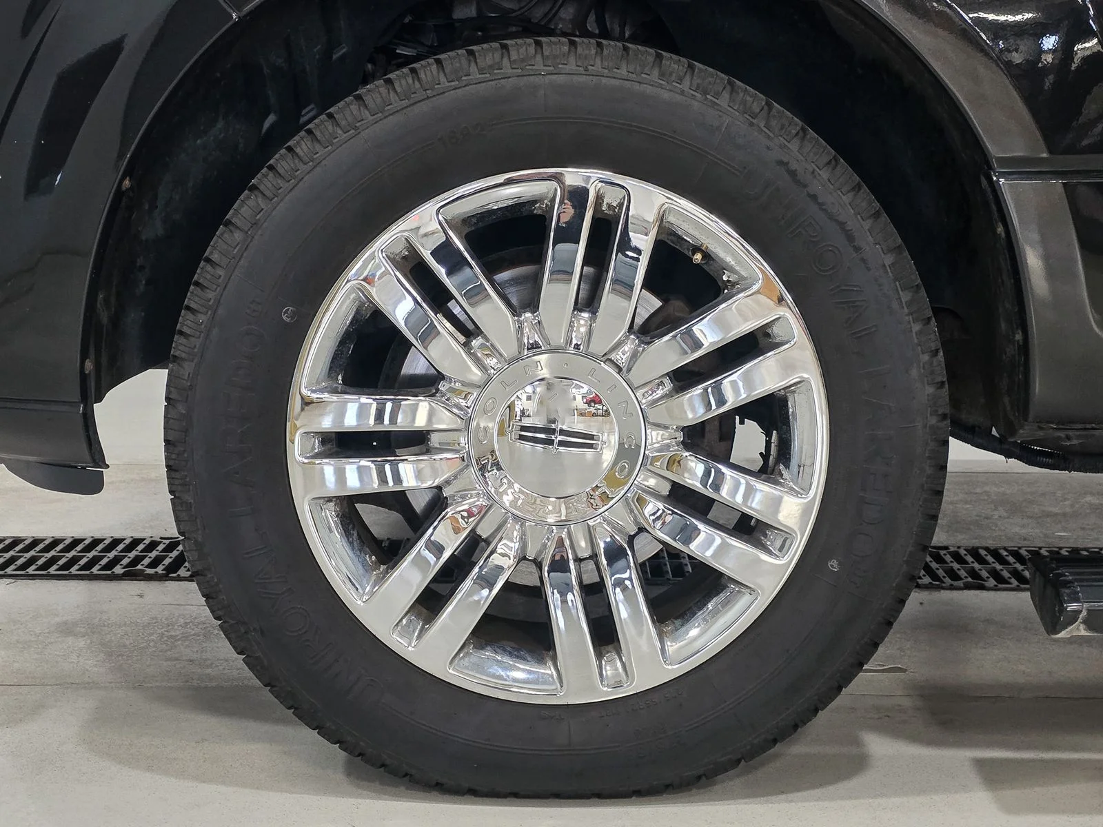 Used 2010 Tuxedo Black Metallic Lincoln Base image 18