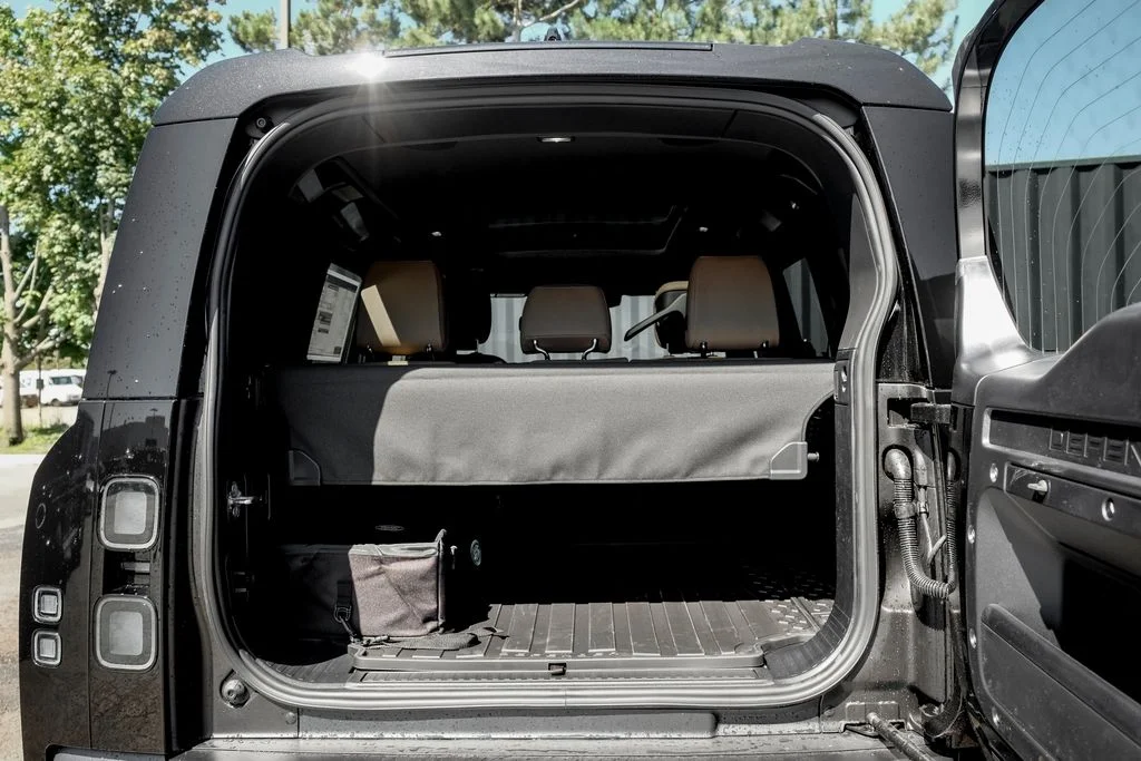 New 2026 Santorini Black Land Rover X-Dynamic SE image 9