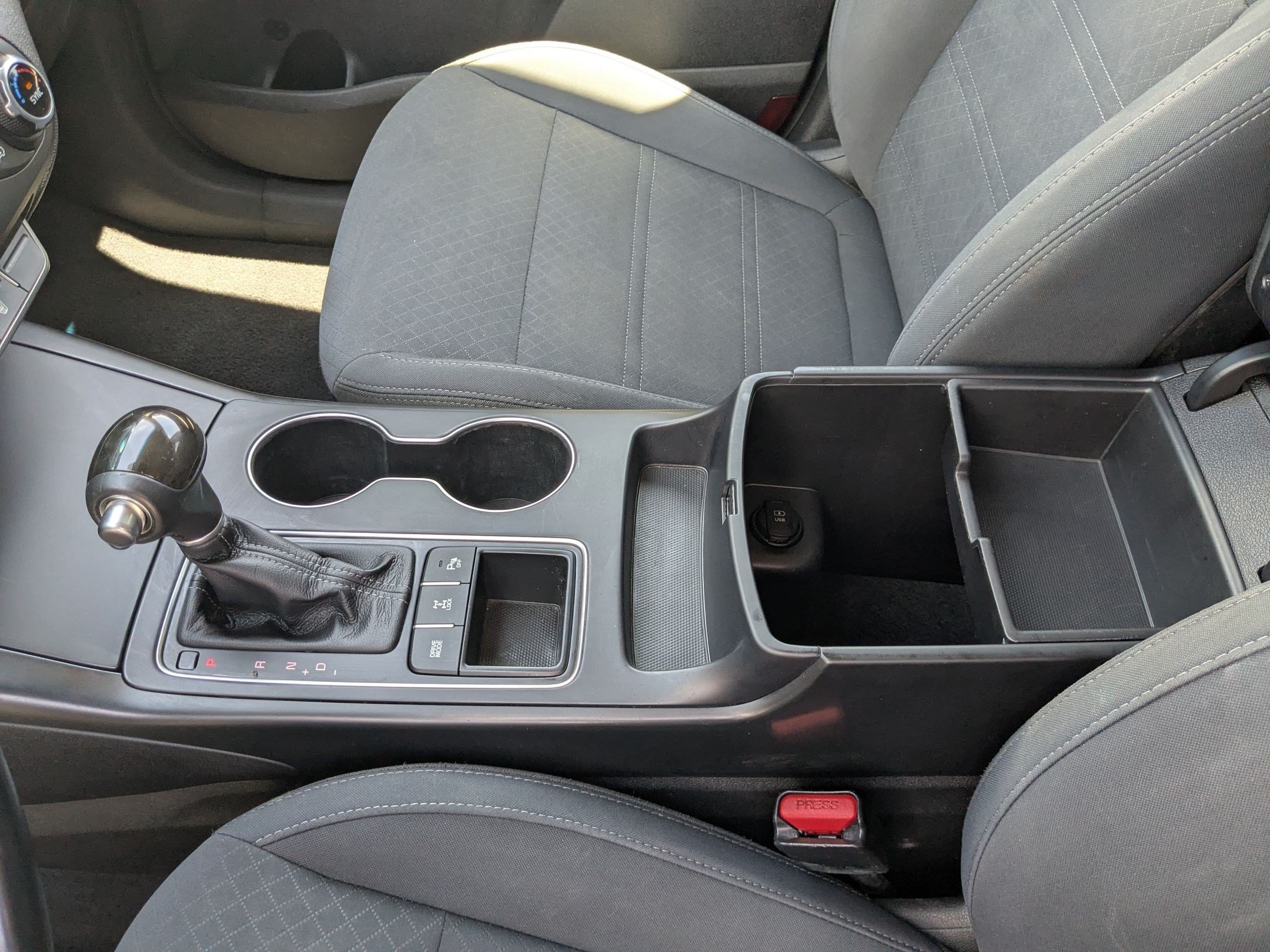 Used 2018 Snow White Pearl Kia LX image 26