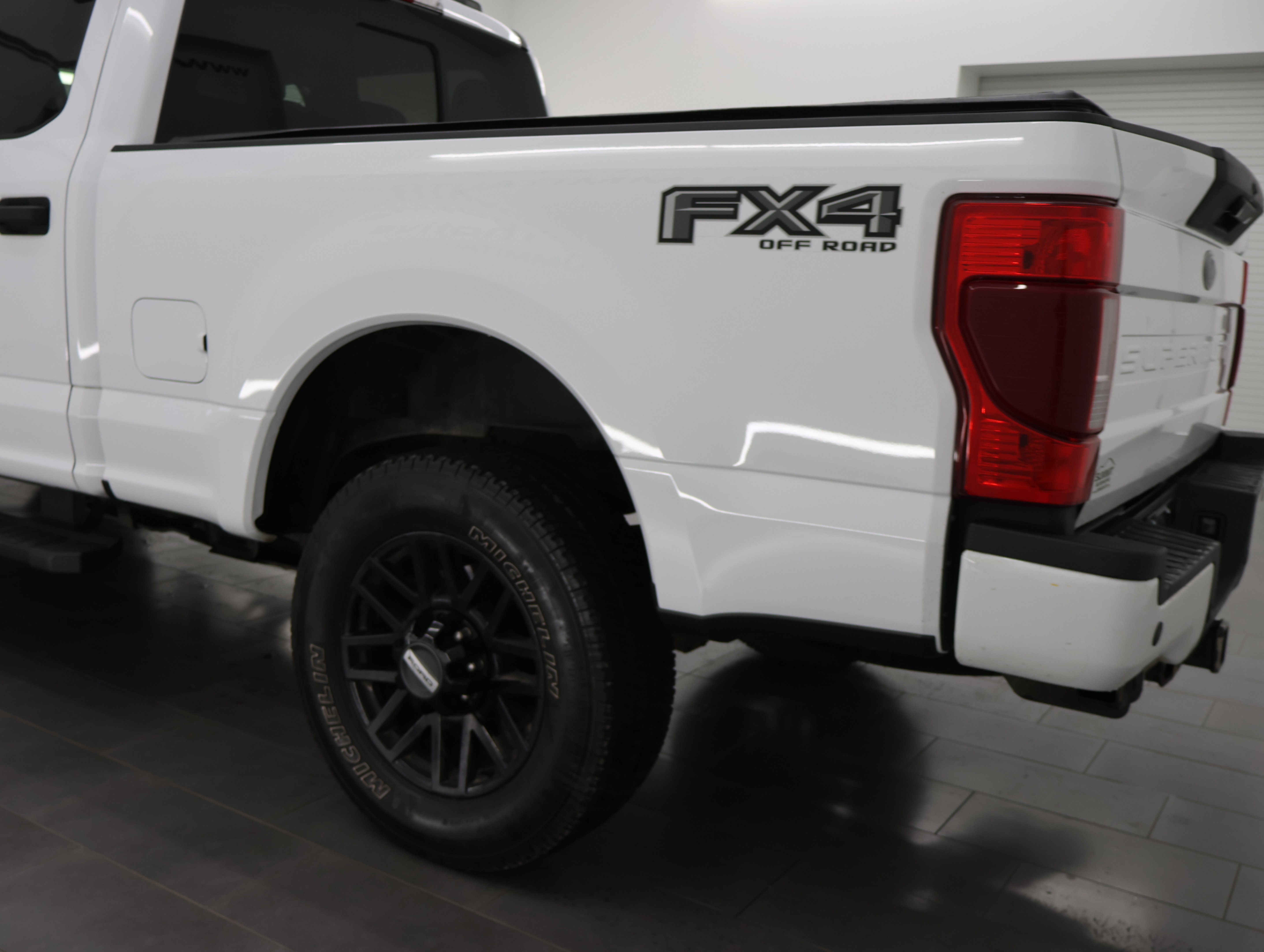 Used 2022 Oxford White Ford 4x4 Crew Cab XLT w/FX4: CREW-SHORT-XLT-6.7L DIESEL-FX4-NAVIGATION-4WD-1 OWNER image 30
