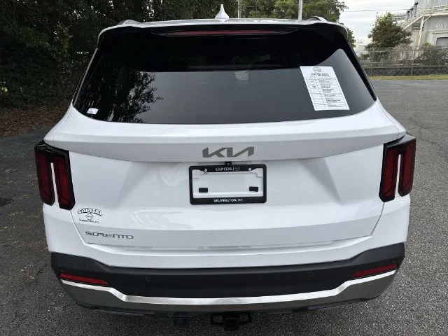 Used 2025 White Kia S image 36