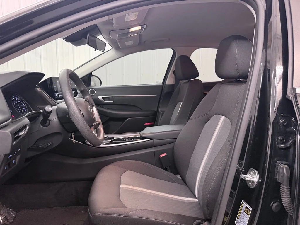 Used 2021 Black Hyundai SE image 10