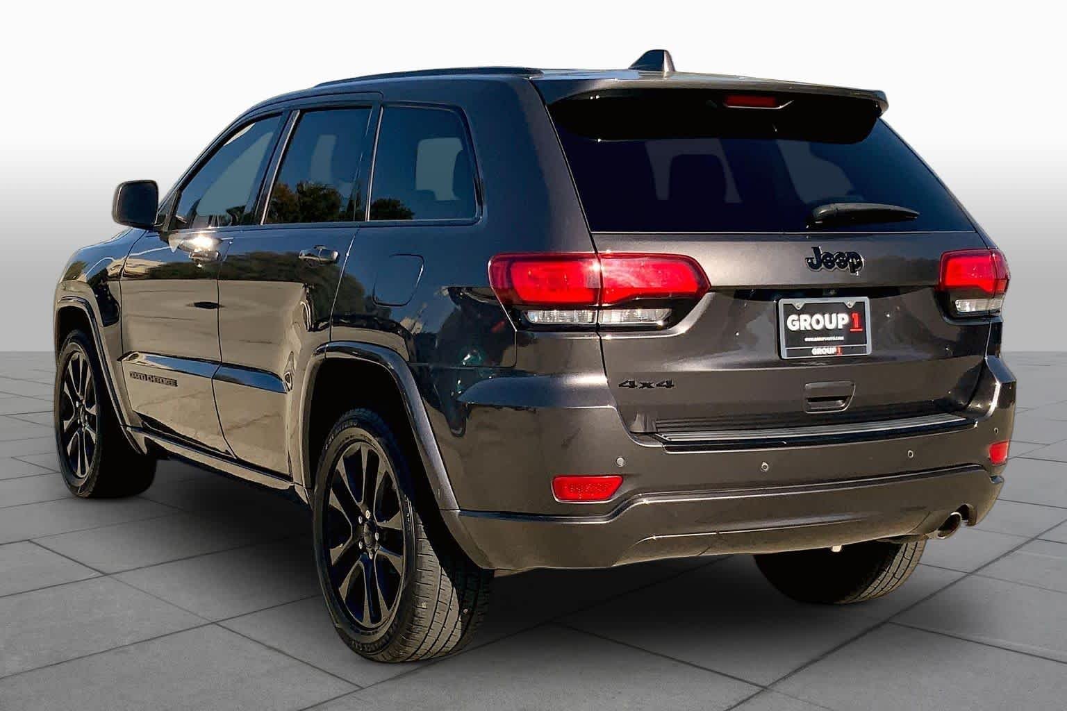 Certified Used 2018 Granite Crystal Metallic Clearcoat Jeep Altitude image 12