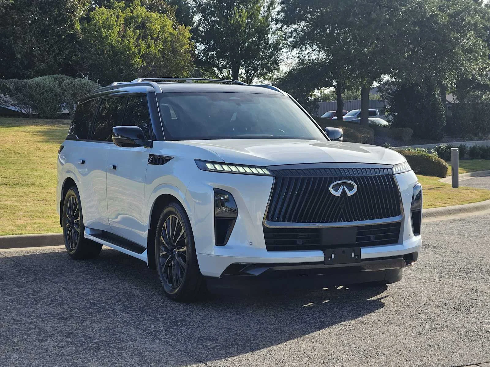 Used 2026 Radiant White/Black Obsidian INFINITI AUTOGRAPH image 2