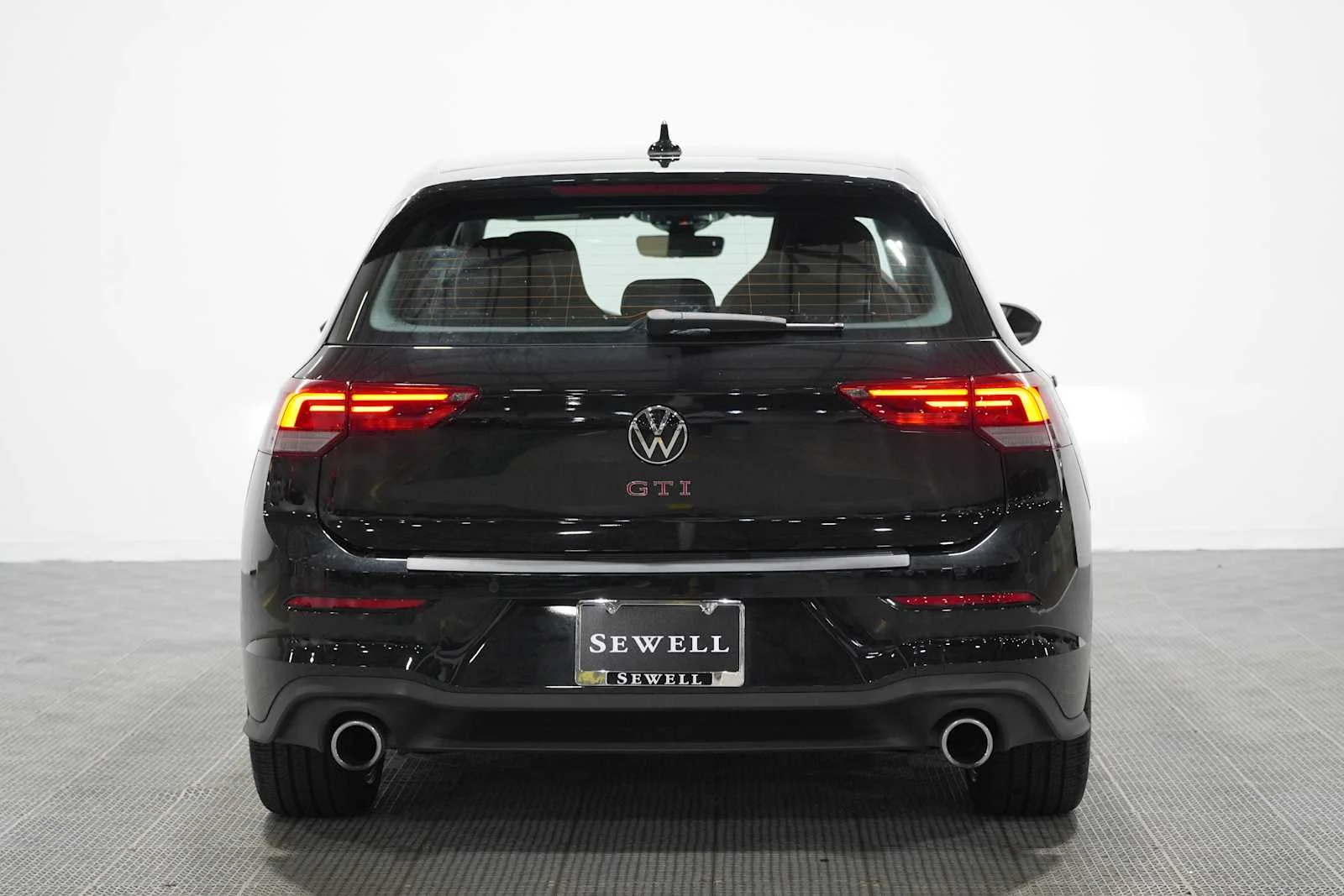 Used 2025 Mythos Black Metallic Volkswagen SE image 5