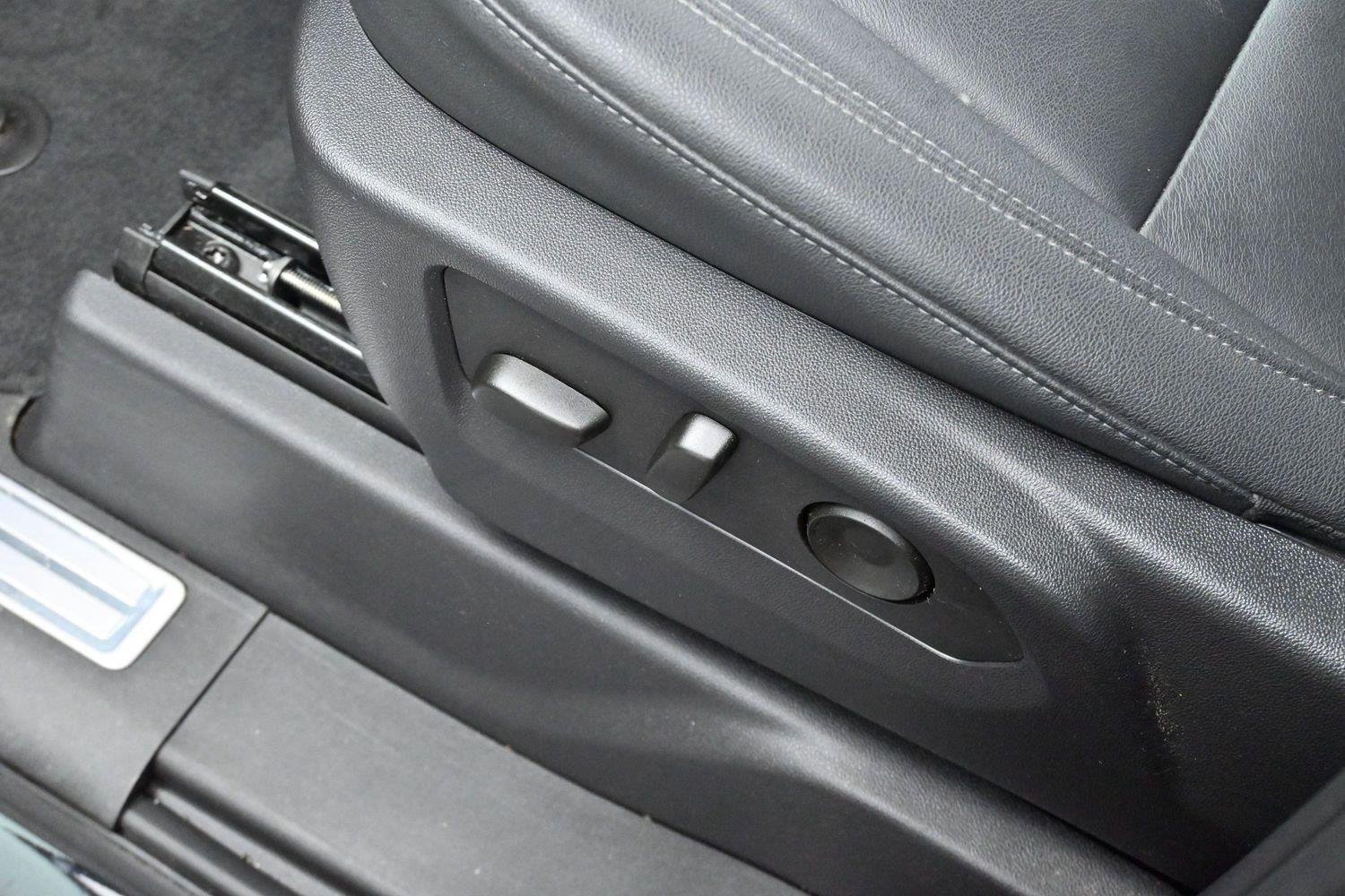Used 2025 Onyx Black GMC Elevation image 14