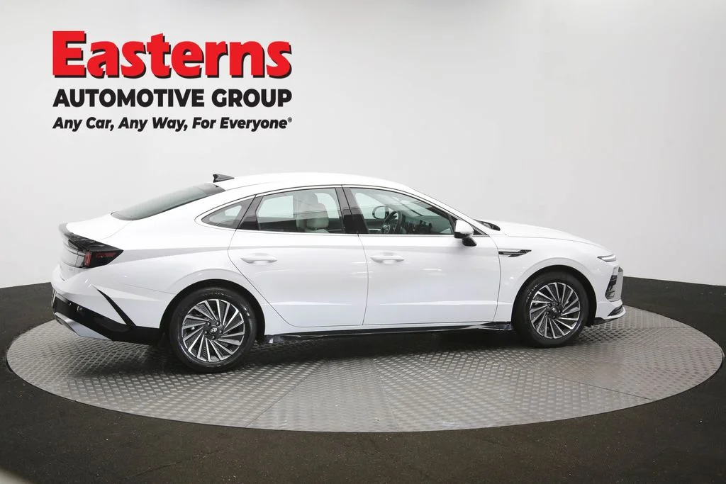 Used 2025 White Hyundai SEL image 43