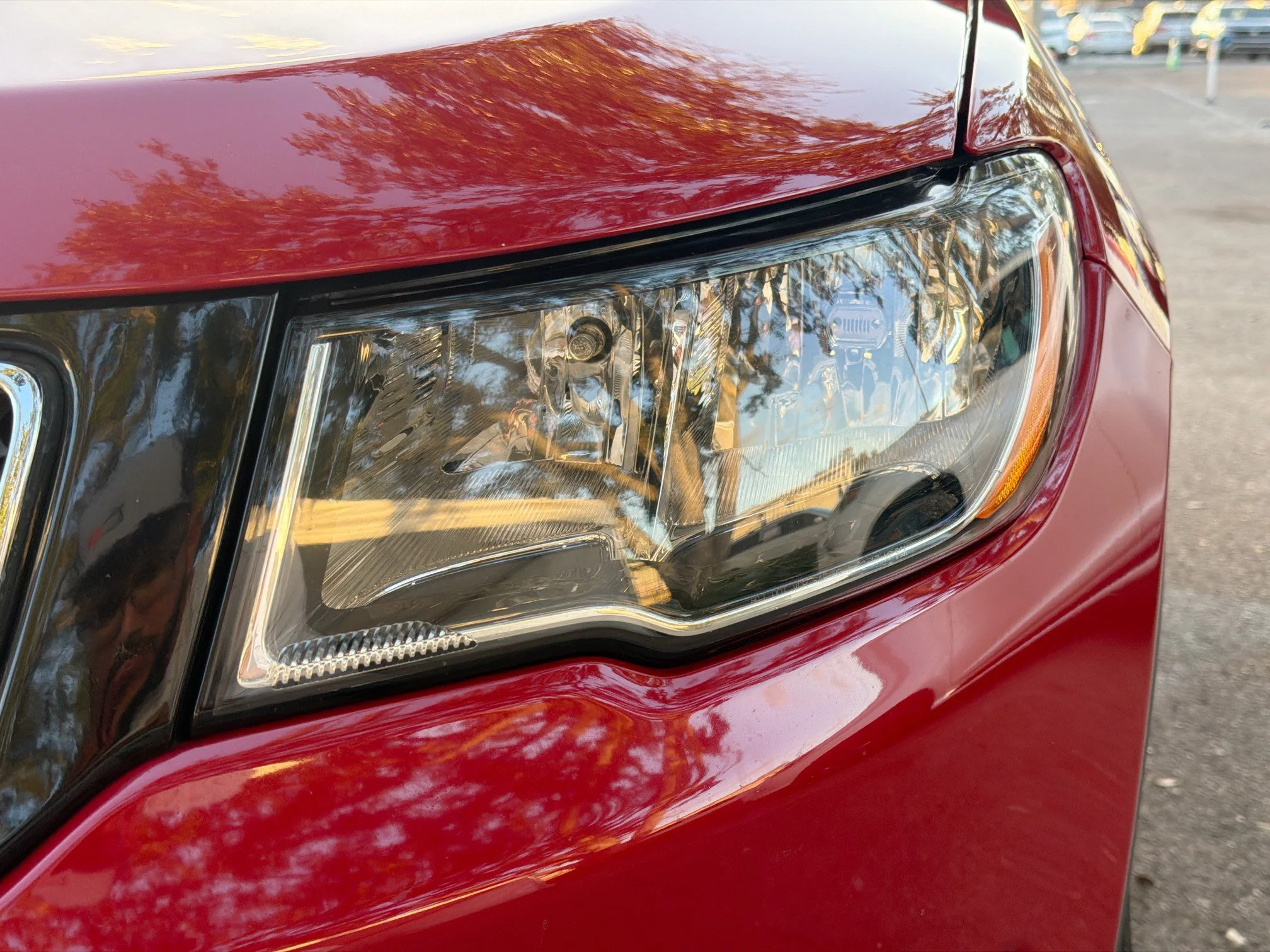 Used 2018 Redline Pearlcoat Jeep Latitude image 9