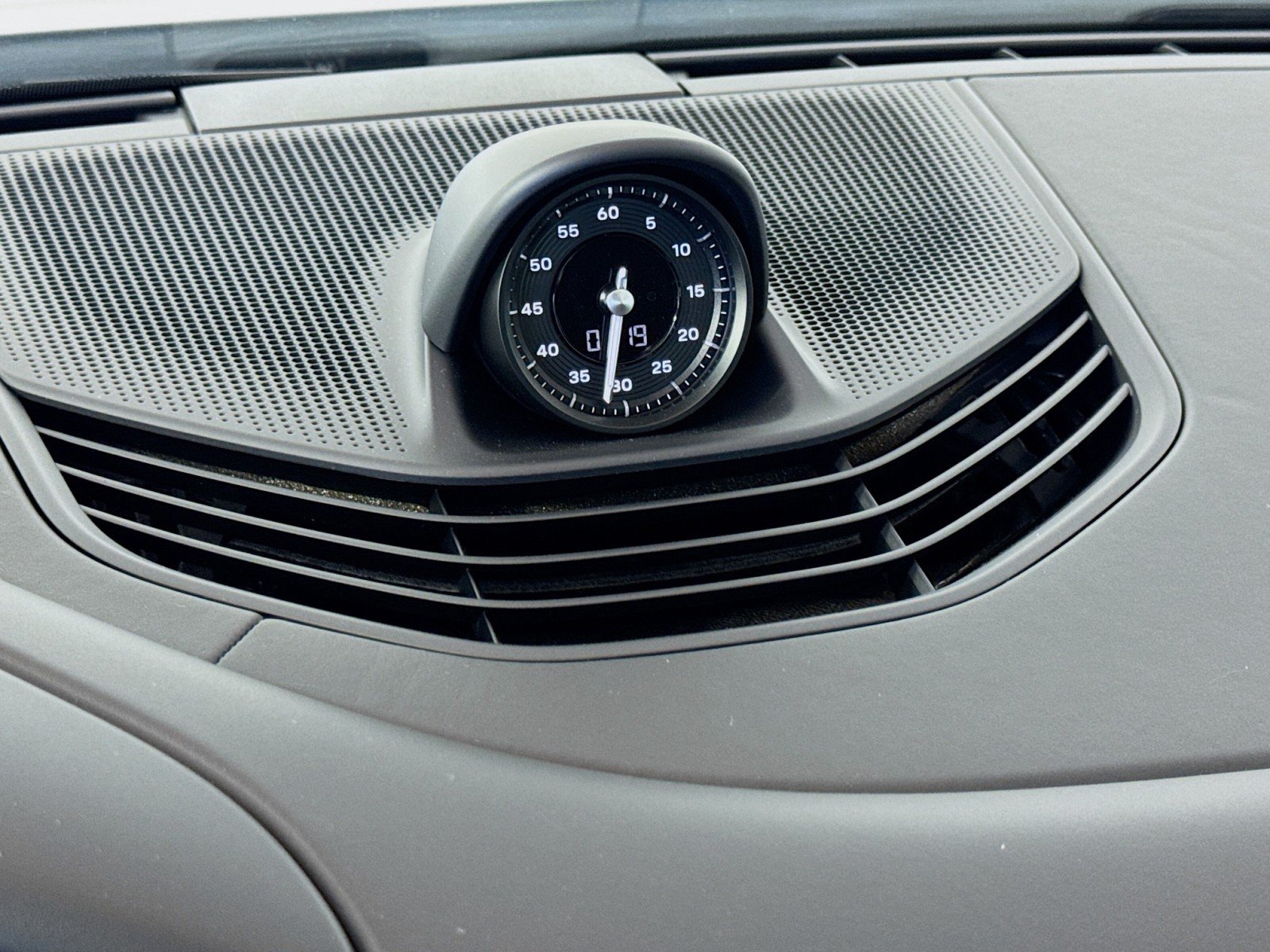 2025 Porsche Taycan S - Photo 29