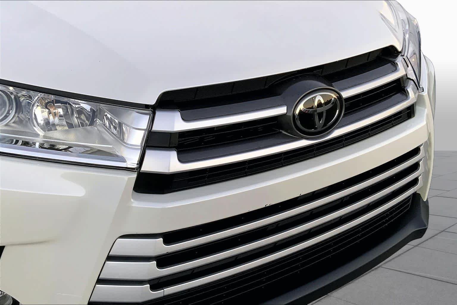 Used 2019 Blizzard Pearl Toyota LE Plus image 27