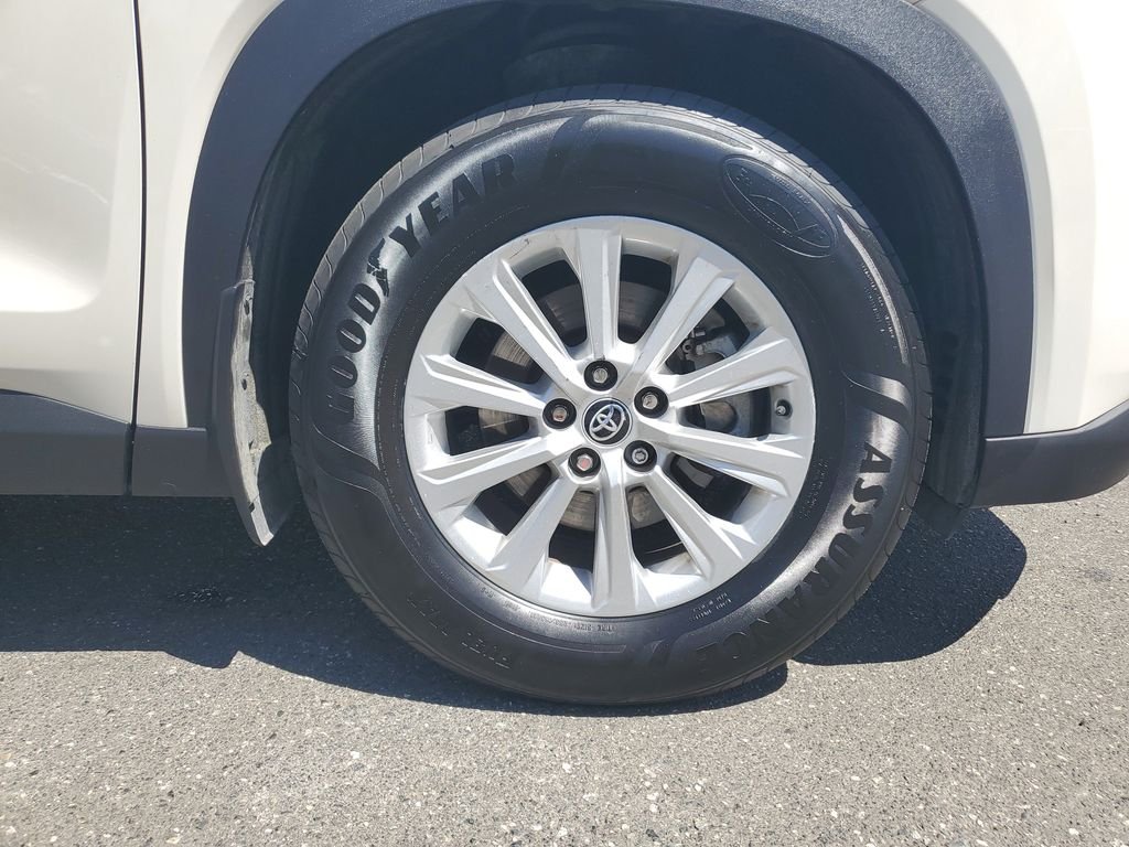 Used 2024 Cream Toyota XLE image 6