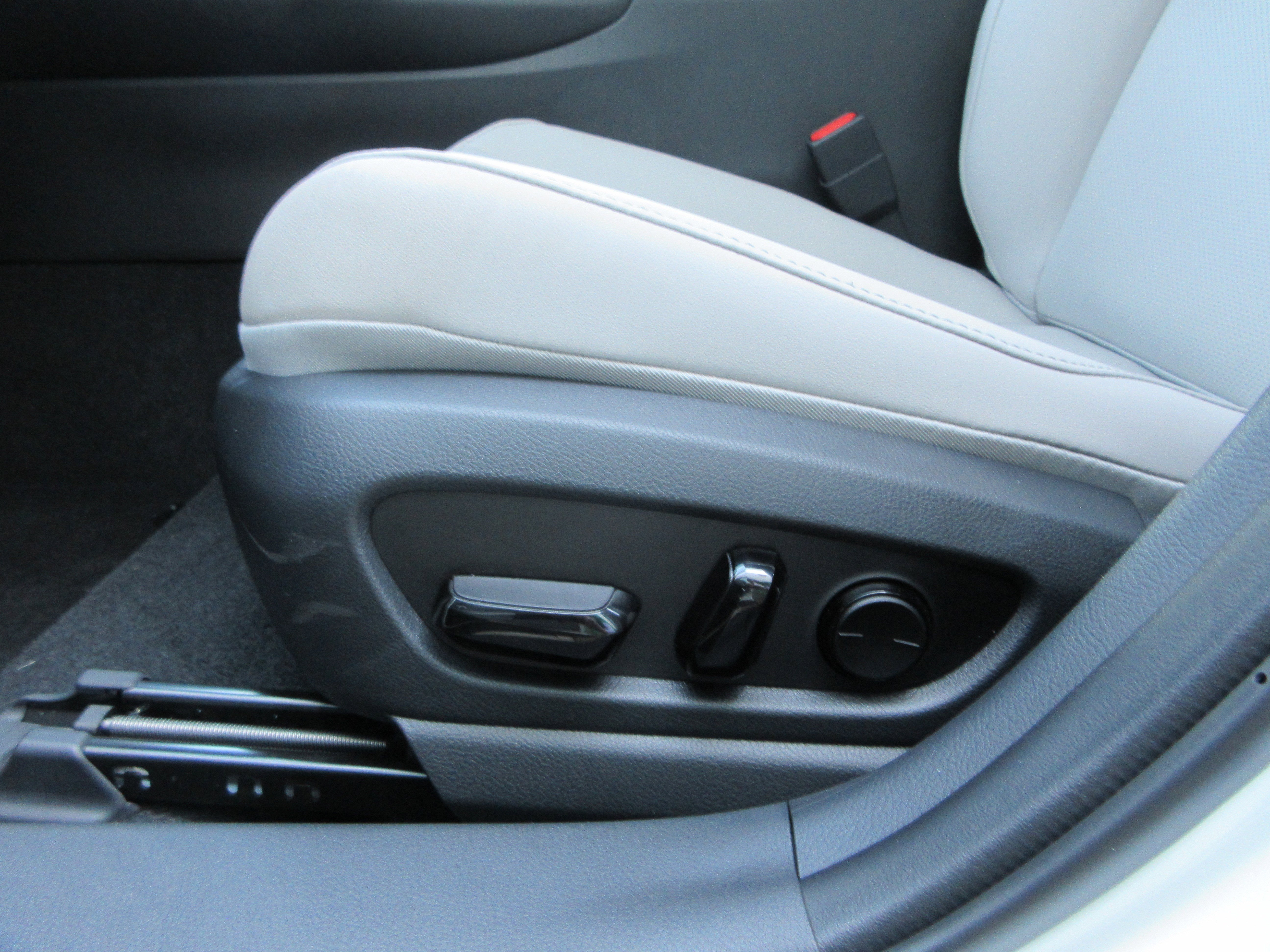 New 2026 Ultra White with Obsidian roof Lexus F SPORT DESIGN AWD image 30