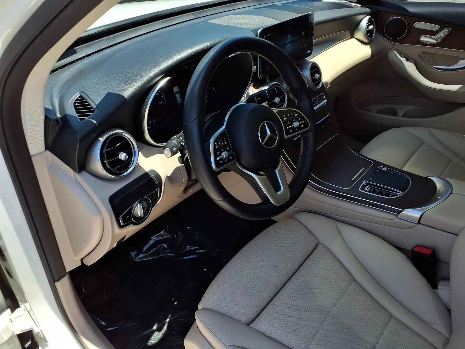 Used 2022 White Mercedes-Benz GLC 300 image 16