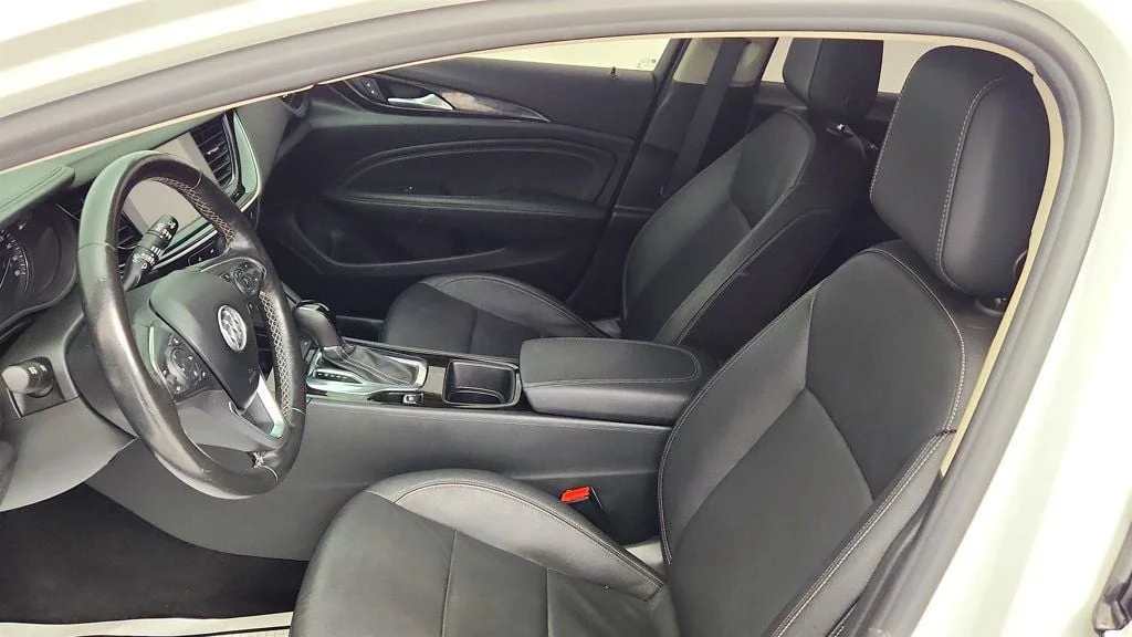 Used 2019 Summit White Buick 5dr Wagon Essence AWD image 19